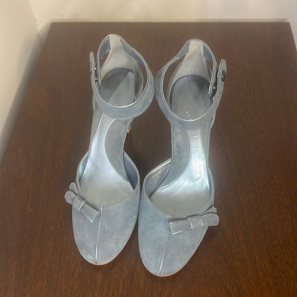 Blue suede round toe bow heels